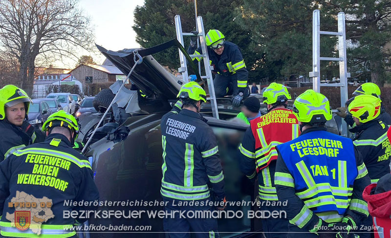 20241227_Lenkerin muss nach Verkehrsunfall in Baden von Feuerwehr befreit werden  Foto: Joachim Zagler