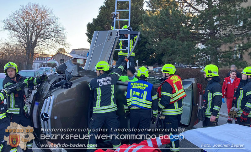 20241227_Lenkerin muss nach Verkehrsunfall in Baden von Feuerwehr befreit werden  Foto: Joachim Zagler