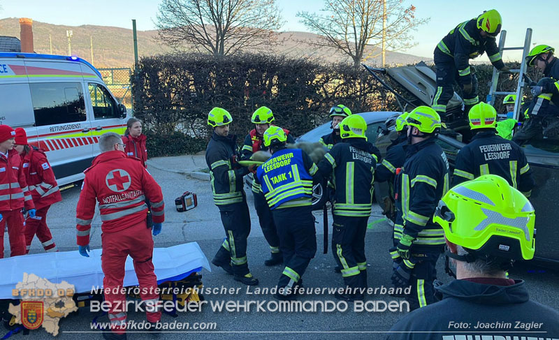 20241227_Lenkerin muss nach Verkehrsunfall in Baden von Feuerwehr befreit werden  Foto: Joachim Zagler