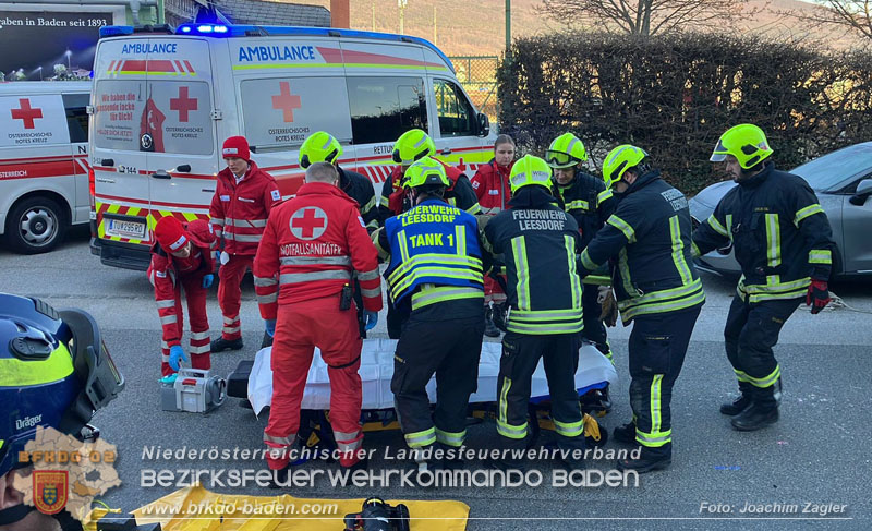 20241227_Lenkerin muss nach Verkehrsunfall in Baden von Feuerwehr befreit werden  Foto: Joachim Zagler