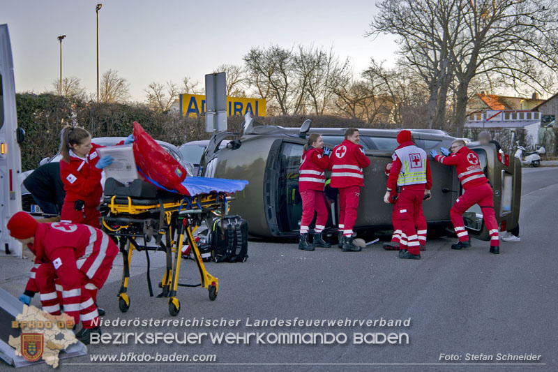 20241227_Lenkerin muss nach Verkehrsunfall in Baden von Feuerwehr befreit werden  Foto: Stefan Schneider BFKDO BADEN