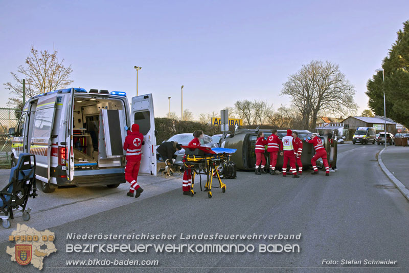 20241227_Lenkerin muss nach Verkehrsunfall in Baden von Feuerwehr befreit werden  Foto: Stefan Schneider BFKDO BADEN