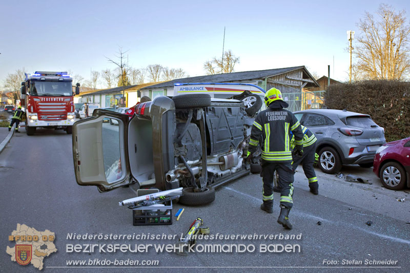 20241227_Lenkerin muss nach Verkehrsunfall in Baden von Feuerwehr befreit werden Foto: Stefan Schneider BFKDO BADEN