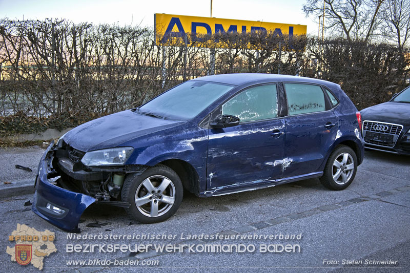 20241227_Lenkerin muss nach Verkehrsunfall in Baden von Feuerwehr befreit werden  Foto: Stefan Schneider BFKDO BADEN