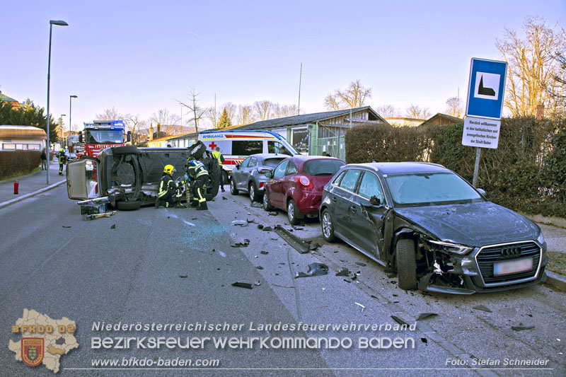 20241227_Lenkerin muss nach Verkehrsunfall in Baden von Feuerwehr befreit werden  Foto: Stefan Schneider BFKDO BADEN