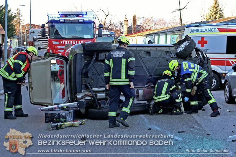 20241227_Lenkerin muss nach Verkehrsunfall in Baden von Feuerwehr befreit werden Foto: Stefan Schneider BFKDO BADEN