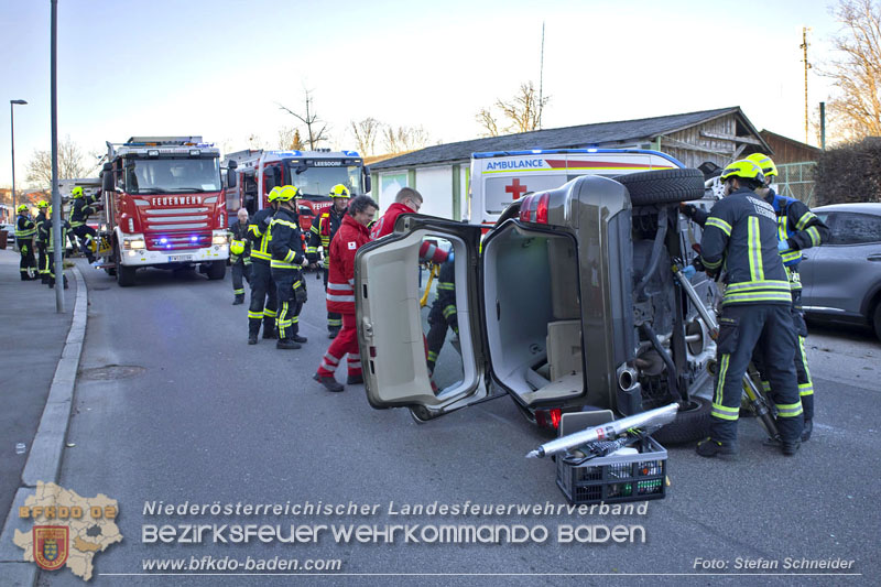 20241227_Lenkerin muss nach Verkehrsunfall in Baden von Feuerwehr befreit werden Foto: Stefan Schneider BFKDO BADEN