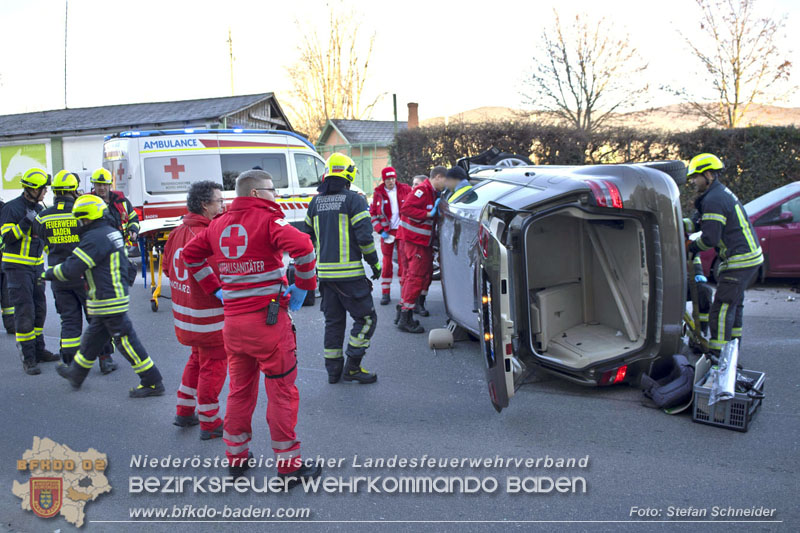 20241227_Lenkerin muss nach Verkehrsunfall in Baden von Feuerwehr befreit werden Foto: Stefan Schneider BFKDO BADEN