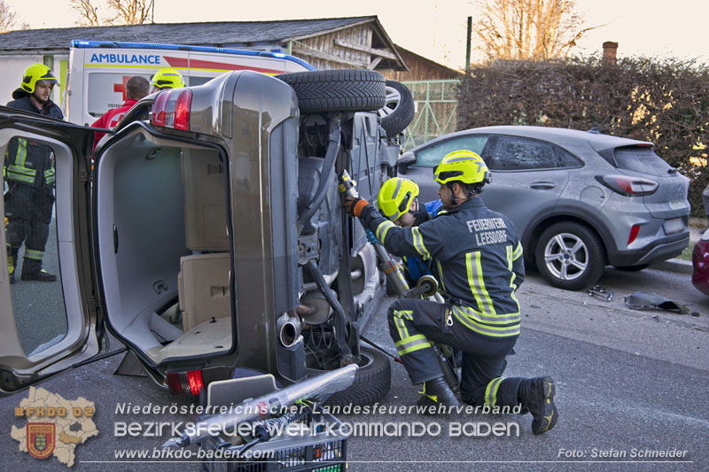 20241227_Lenkerin muss nach Verkehrsunfall in Baden von Feuerwehr befreit werden Foto: Stefan Schneider BFKDO BADEN