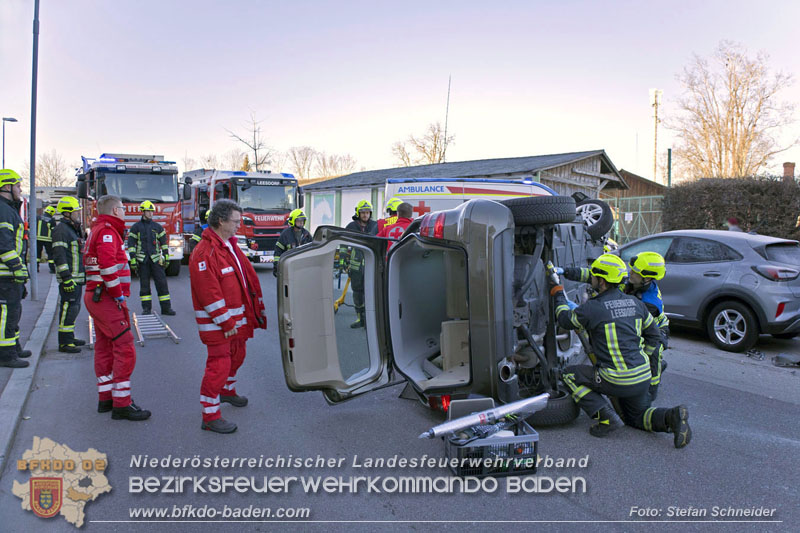 20241227_Lenkerin muss nach Verkehrsunfall in Baden von Feuerwehr befreit werden Foto: Stefan Schneider BFKDO BADEN