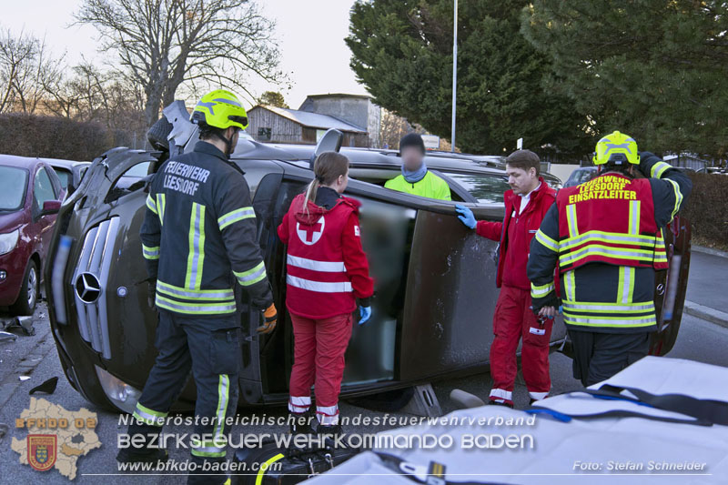 20241227_Lenkerin muss nach Verkehrsunfall in Baden von Feuerwehr befreit werden Foto: Stefan Schneider BFKDO BADEN