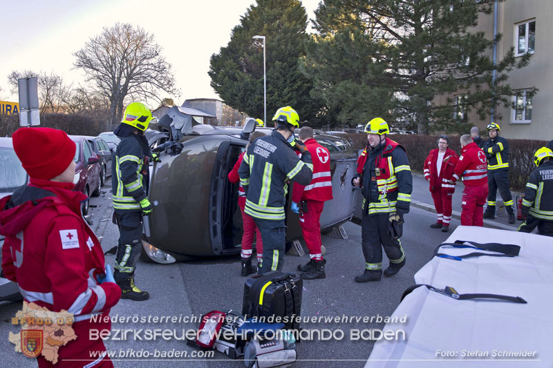 20241227_Lenkerin muss nach Verkehrsunfall in Baden von Feuerwehr befreit werden Foto: Stefan Schneider BFKDO BADEN