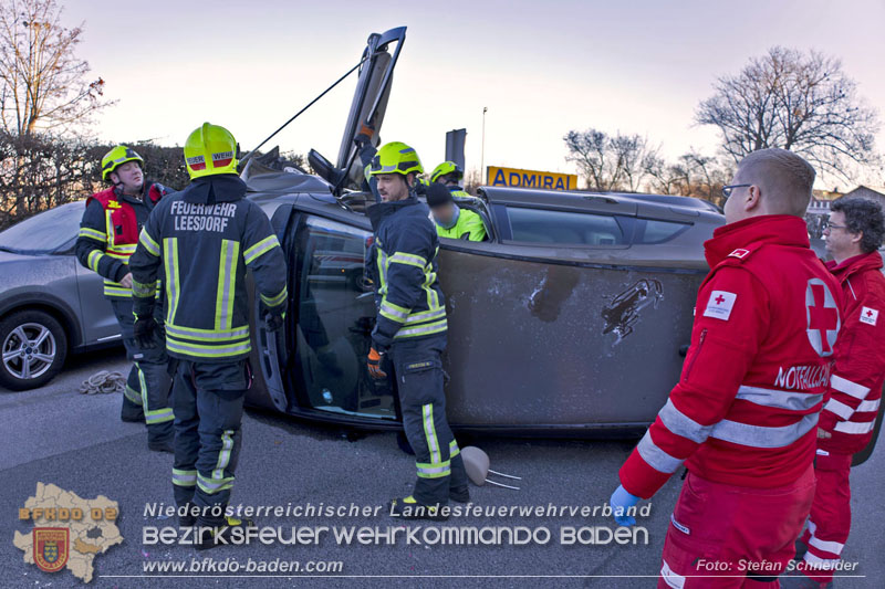 20241227_Lenkerin muss nach Verkehrsunfall in Baden von Feuerwehr befreit werden Foto: Stefan Schneider BFKDO BADEN