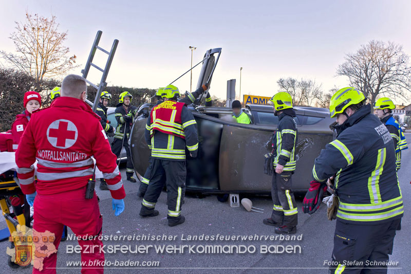 20241227_Lenkerin muss nach Verkehrsunfall in Baden von Feuerwehr befreit werden Foto: Stefan Schneider BFKDO BADEN