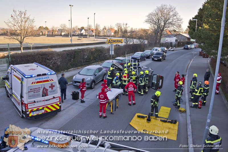 20241227_Lenkerin muss nach Verkehrsunfall in Baden von Feuerwehr befreit werden Foto: Stefan Schneider BFKDO BADEN