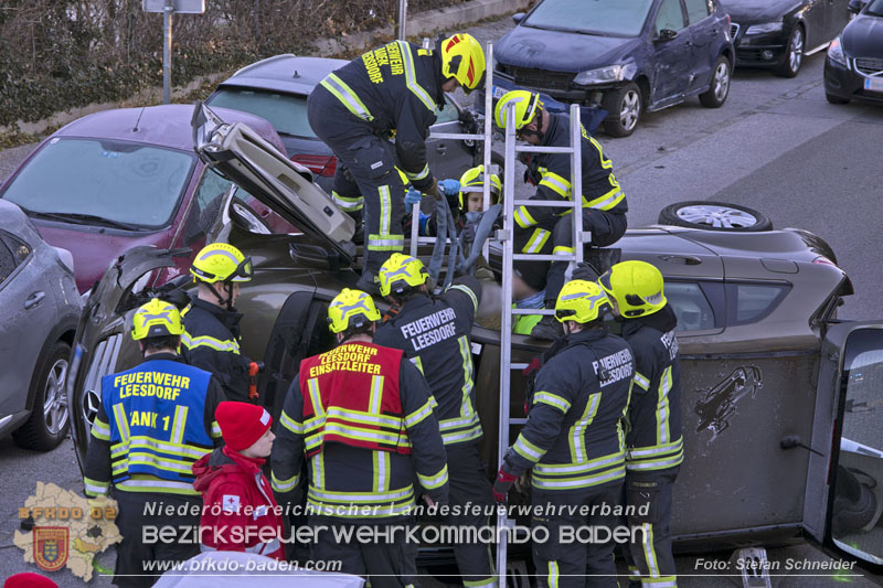 20241227_Lenkerin muss nach Verkehrsunfall in Baden von Feuerwehr befreit werden Foto: Stefan Schneider BFKDO BADEN