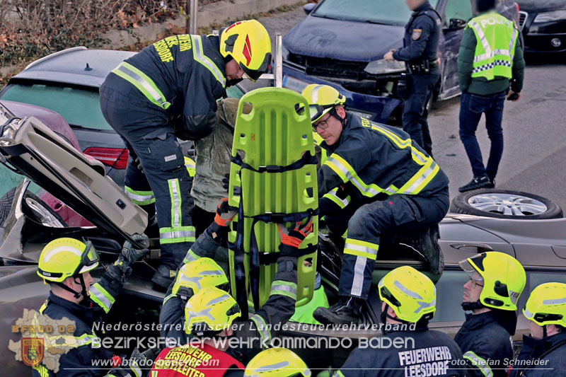 20241227_Lenkerin muss nach Verkehrsunfall in Baden von Feuerwehr befreit werden Foto: Stefan Schneider BFKDO BADEN