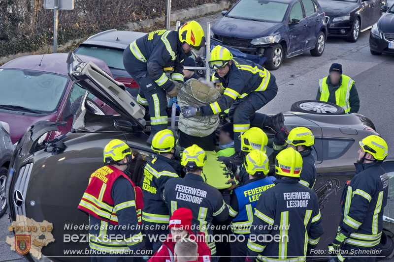 20241227_Lenkerin muss nach Verkehrsunfall in Baden von Feuerwehr befreit werden Foto: Stefan Schneider BFKDO BADEN