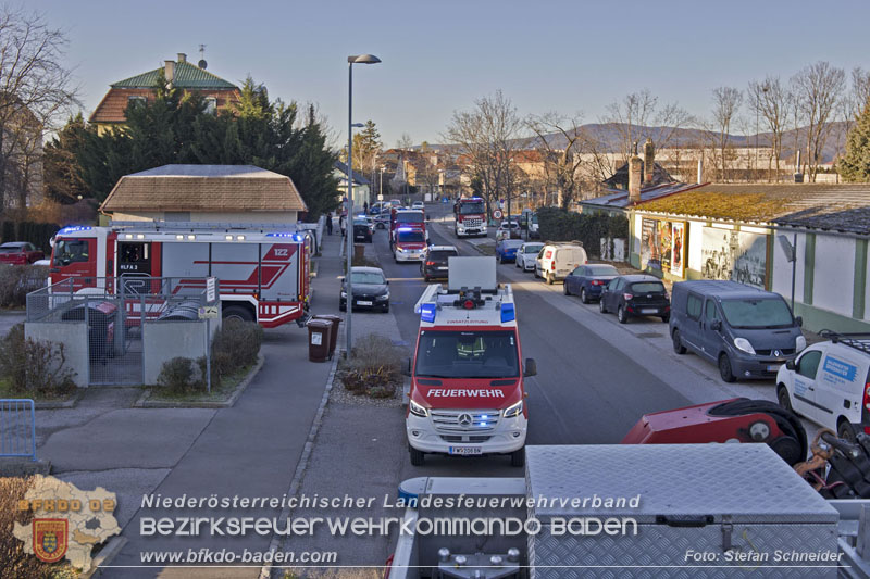 20241227_Lenkerin muss nach Verkehrsunfall in Baden von Feuerwehr befreit werden Foto: Stefan Schneider BFKDO BADEN