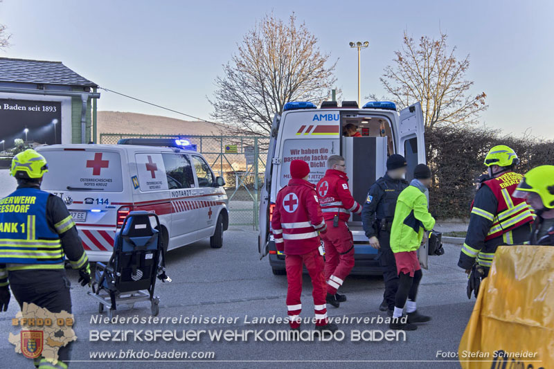 20241227_Lenkerin muss nach Verkehrsunfall in Baden von Feuerwehr befreit werden Foto: Stefan Schneider BFKDO BADEN