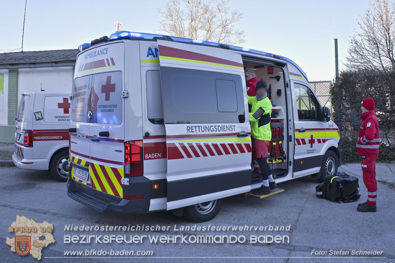 20241227_Lenkerin muss nach Verkehrsunfall in Baden von Feuerwehr befreit werden Foto: Stefan Schneider BFKDO BADEN