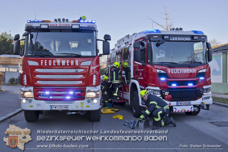 20241227_Lenkerin muss nach Verkehrsunfall in Baden von Feuerwehr befreit werden Foto: Stefan Schneider BFKDO BADEN