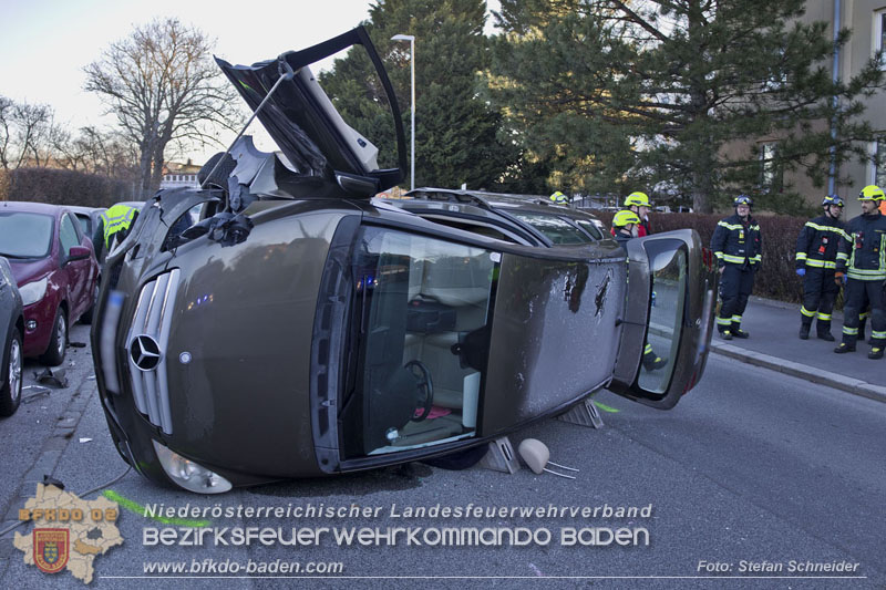 20241227_Lenkerin muss nach Verkehrsunfall in Baden von Feuerwehr befreit werden Foto: Stefan Schneider BFKDO BADEN