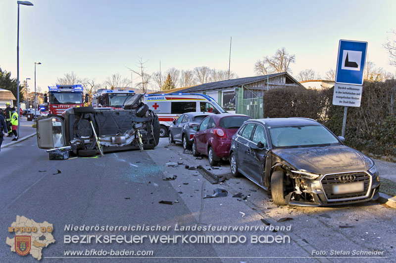 20241227_Lenkerin muss nach Verkehrsunfall in Baden von Feuerwehr befreit werden Foto: Stefan Schneider BFKDO BADEN