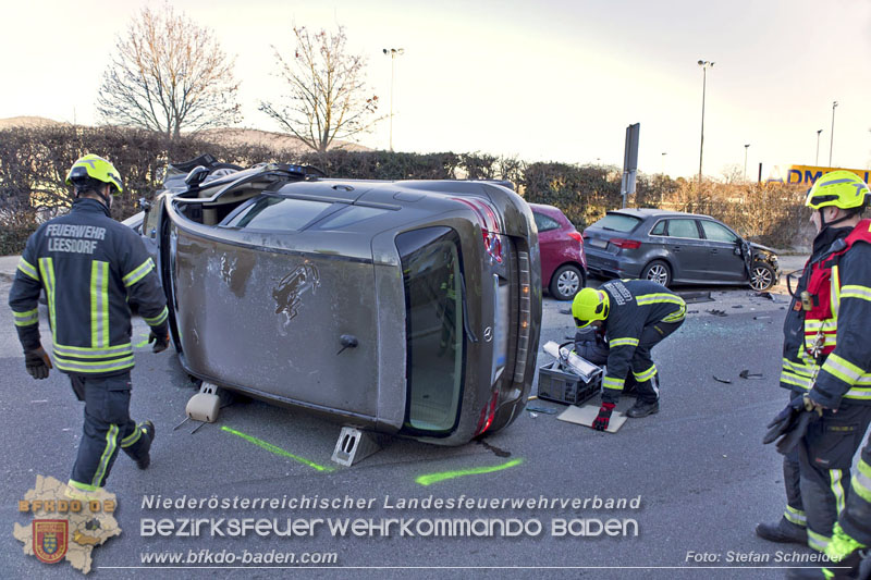 20241227_Lenkerin muss nach Verkehrsunfall in Baden von Feuerwehr befreit werden Foto: Stefan Schneider BFKDO BADEN