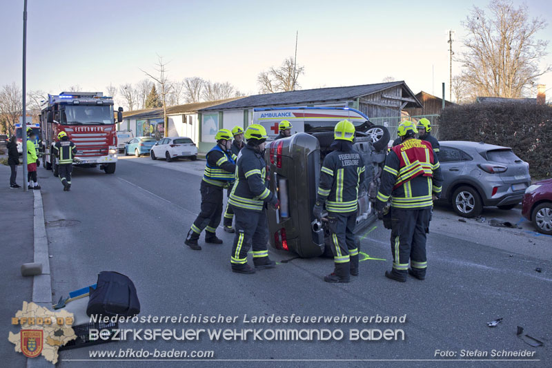 20241227_Lenkerin muss nach Verkehrsunfall in Baden von Feuerwehr befreit werden Foto: Stefan Schneider BFKDO BADEN