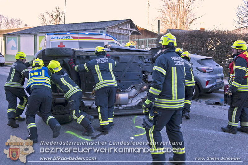 20241227_Lenkerin muss nach Verkehrsunfall in Baden von Feuerwehr befreit werden Foto: Stefan Schneider BFKDO BADEN