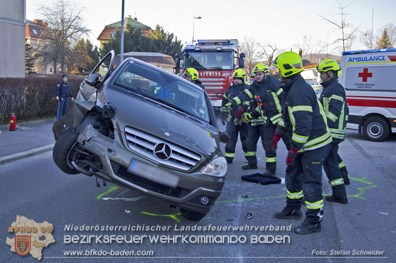 20241227_Lenkerin muss nach Verkehrsunfall in Baden von Feuerwehr befreit werden Foto: Stefan Schneider BFKDO BADEN