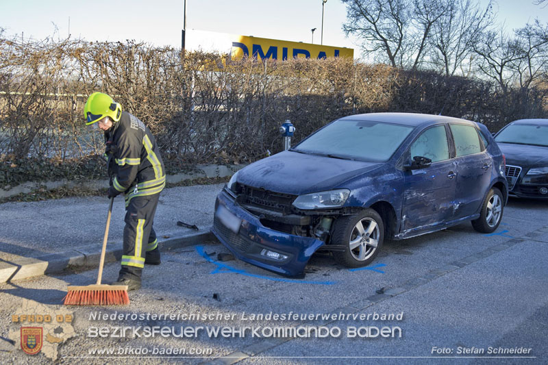 20241227_Lenkerin muss nach Verkehrsunfall in Baden von Feuerwehr befreit werden Foto: Stefan Schneider BFKDO BADEN