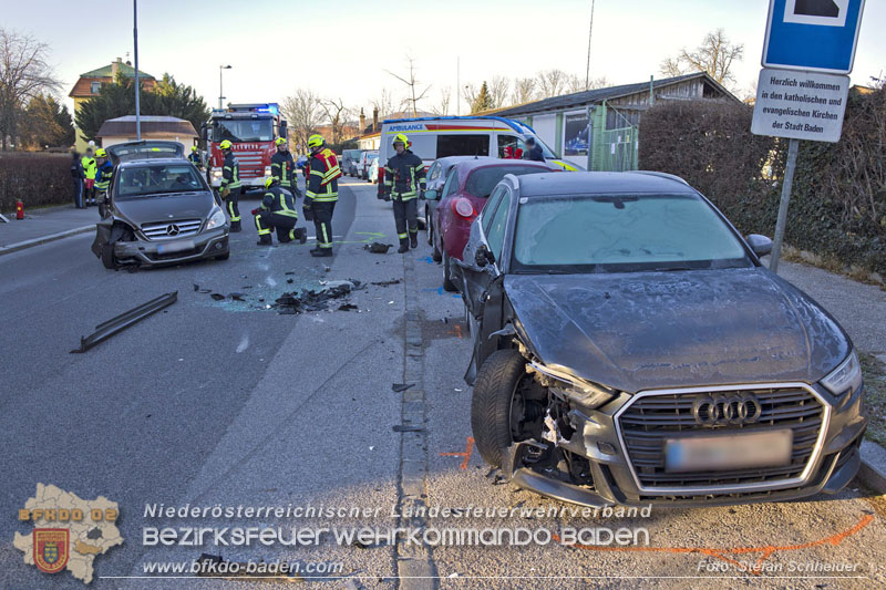 20241227_Lenkerin muss nach Verkehrsunfall in Baden von Feuerwehr befreit werden Foto: Stefan Schneider BFKDO BADEN