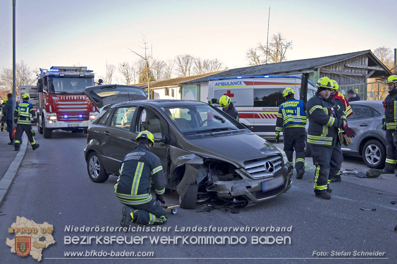 20241227_Lenkerin muss nach Verkehrsunfall in Baden von Feuerwehr befreit werden Foto: Stefan Schneider BFKDO BADEN