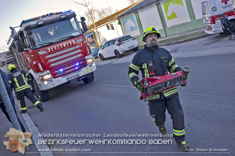 20241227_Lenkerin muss nach Verkehrsunfall in Baden von Feuerwehr befreit werden Foto: Stefan Schneider BFKDO BADEN