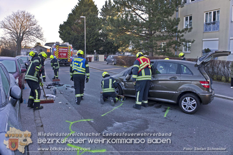 20241227_Lenkerin muss nach Verkehrsunfall in Baden von Feuerwehr befreit werden Foto: Stefan Schneider BFKDO BADEN