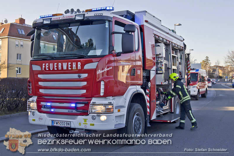 20241227_Lenkerin muss nach Verkehrsunfall in Baden von Feuerwehr befreit werden Foto: Stefan Schneider BFKDO BADEN