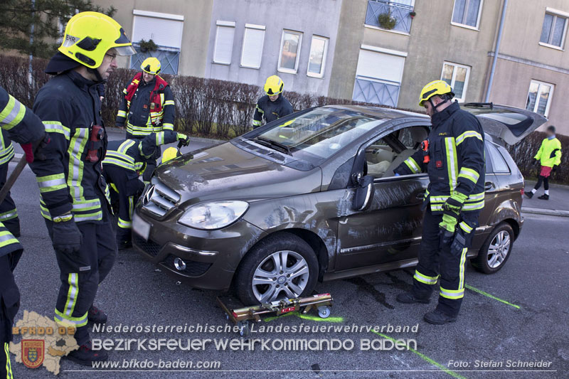 20241227_Lenkerin muss nach Verkehrsunfall in Baden von Feuerwehr befreit werden Foto: Stefan Schneider BFKDO BADEN