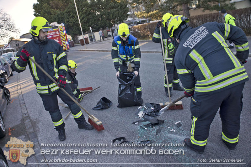 20241227_Lenkerin muss nach Verkehrsunfall in Baden von Feuerwehr befreit werden Foto: Stefan Schneider BFKDO BADEN