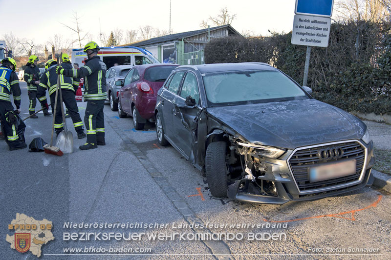 20241227_Lenkerin muss nach Verkehrsunfall in Baden von Feuerwehr befreit werden Foto: Stefan Schneider BFKDO BADEN