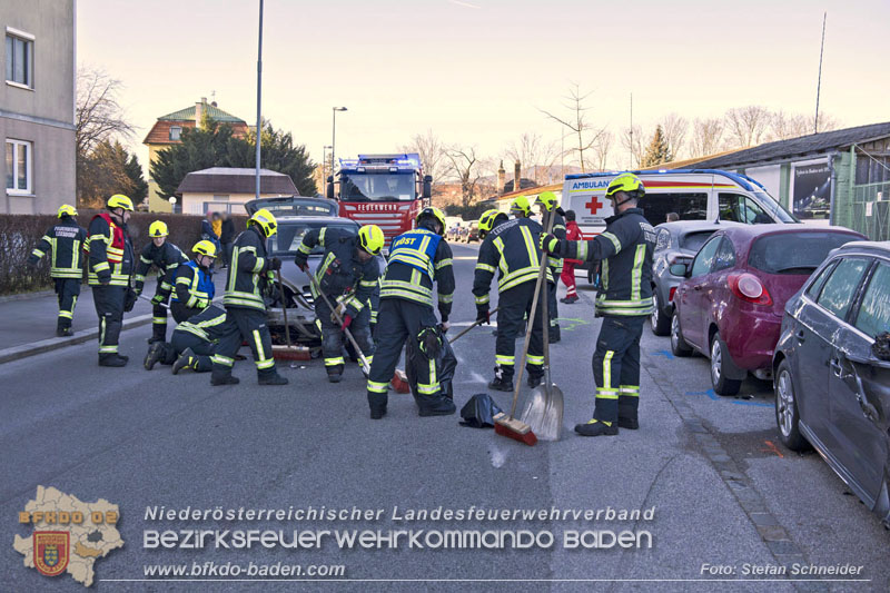 20241227_Lenkerin muss nach Verkehrsunfall in Baden von Feuerwehr befreit werden Foto: Stefan Schneider BFKDO BADEN