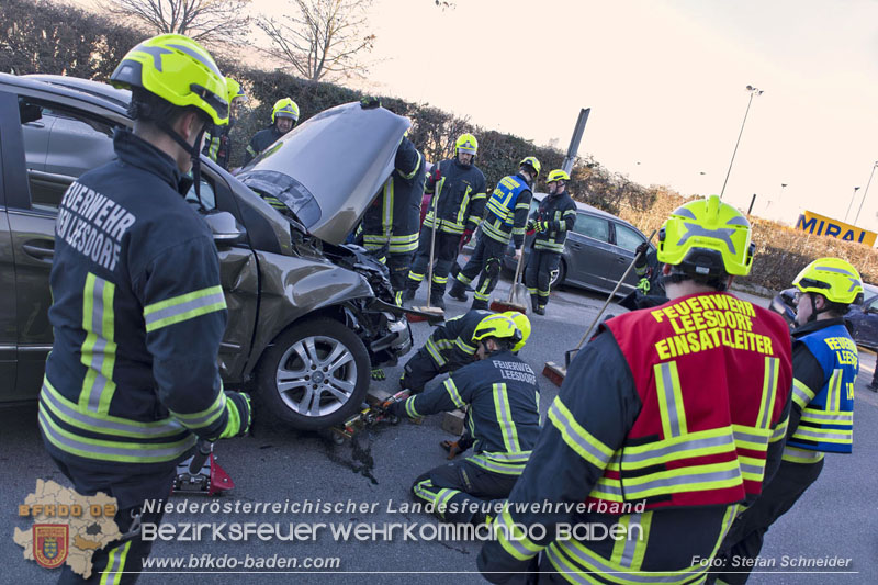 20241227_Lenkerin muss nach Verkehrsunfall in Baden von Feuerwehr befreit werden Foto: Stefan Schneider BFKDO BADEN