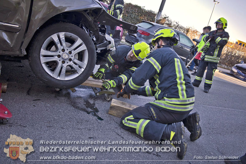 20241227_Lenkerin muss nach Verkehrsunfall in Baden von Feuerwehr befreit werden Foto: Stefan Schneider BFKDO BADEN