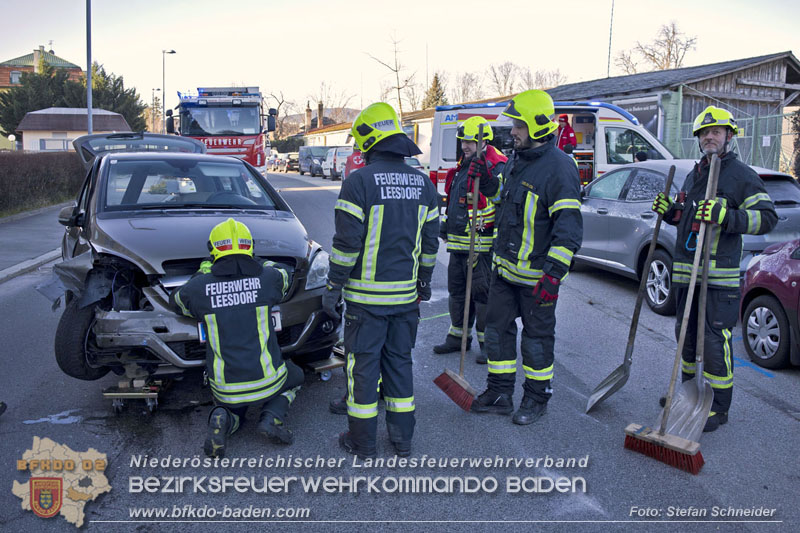 20241227_Lenkerin muss nach Verkehrsunfall in Baden von Feuerwehr befreit werden Foto: Stefan Schneider BFKDO BADEN