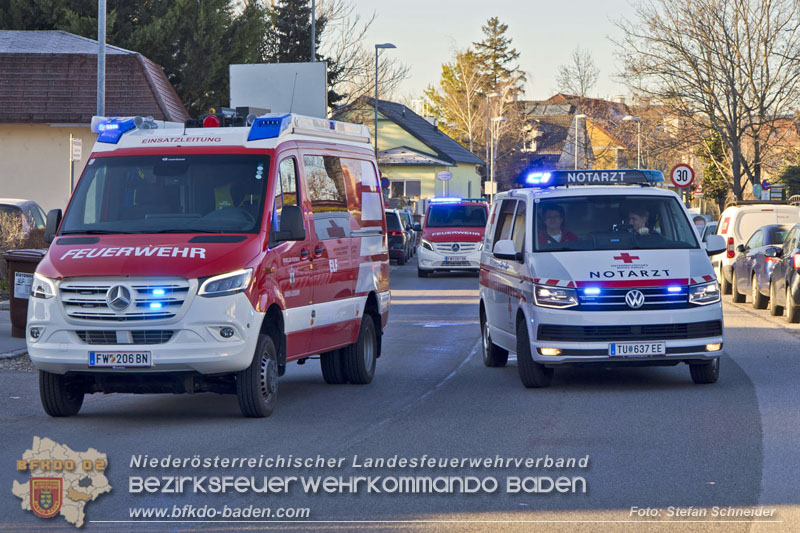 20241227_Lenkerin muss nach Verkehrsunfall in Baden von Feuerwehr befreit werden Foto: Stefan Schneider BFKDO BADEN