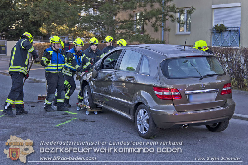 20241227_Lenkerin muss nach Verkehrsunfall in Baden von Feuerwehr befreit werden Foto: Stefan Schneider BFKDO BADEN