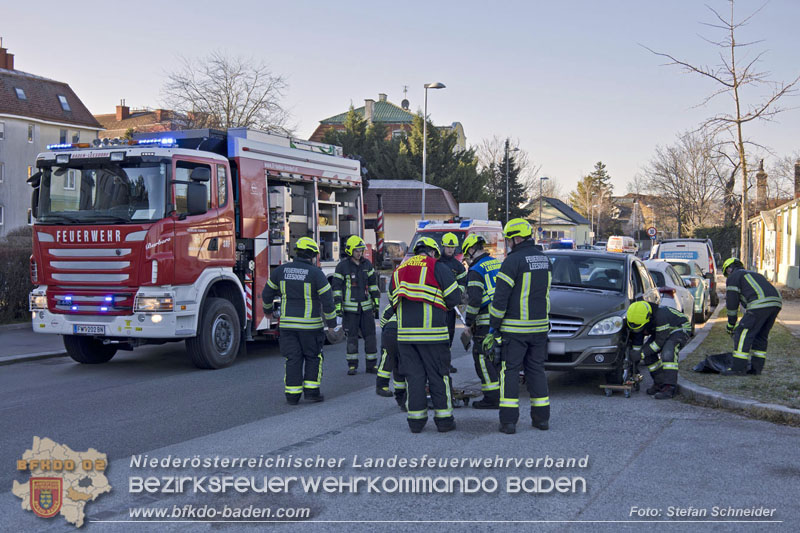 20241227_Lenkerin muss nach Verkehrsunfall in Baden von Feuerwehr befreit werden Foto: Stefan Schneider BFKDO BADEN