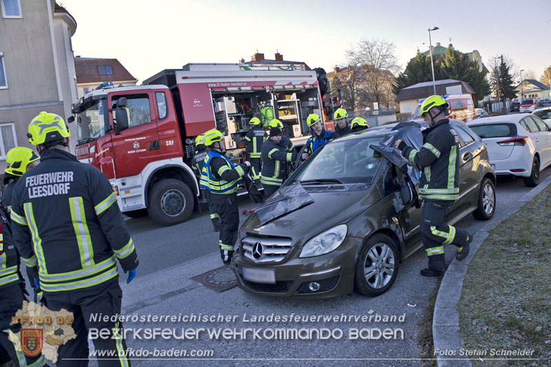 20241227_Lenkerin muss nach Verkehrsunfall in Baden von Feuerwehr befreit werden Foto: Stefan Schneider BFKDO BADEN