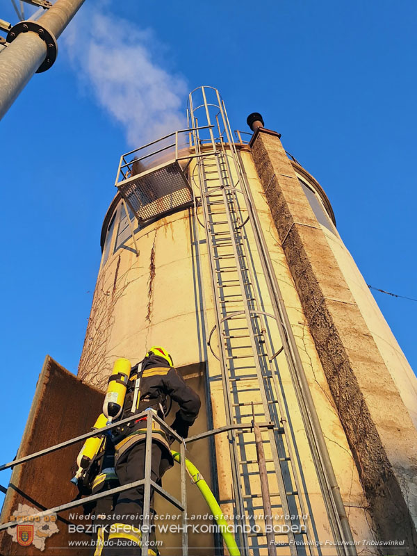 20241228_Stundenlanger Einsatz bei erneutem Silobrand im IZ Tribuswinkel   Foto: FF Tribuswinkel